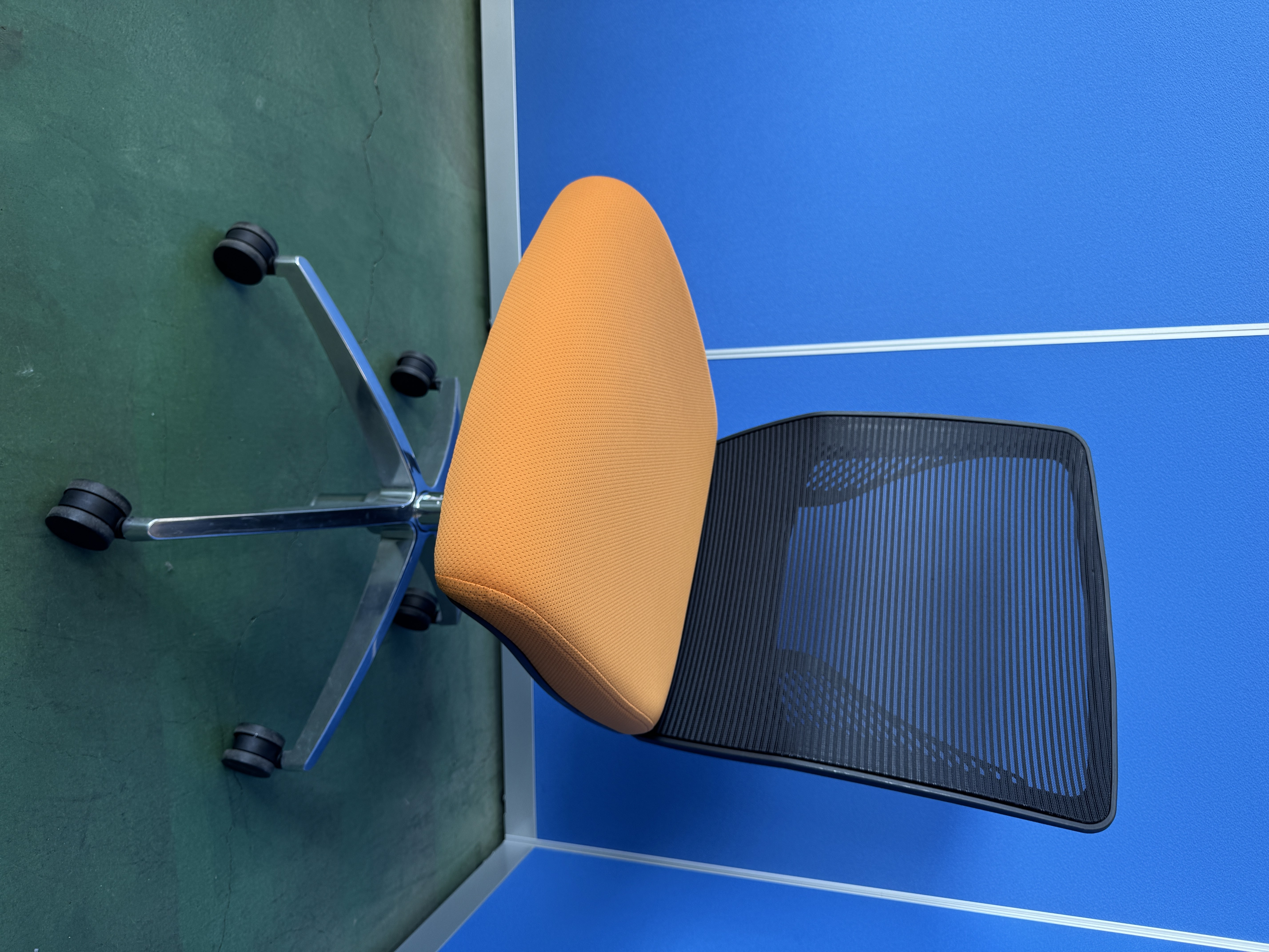 オカムラ　ビラージュ　オレンジ　オフィスチェア