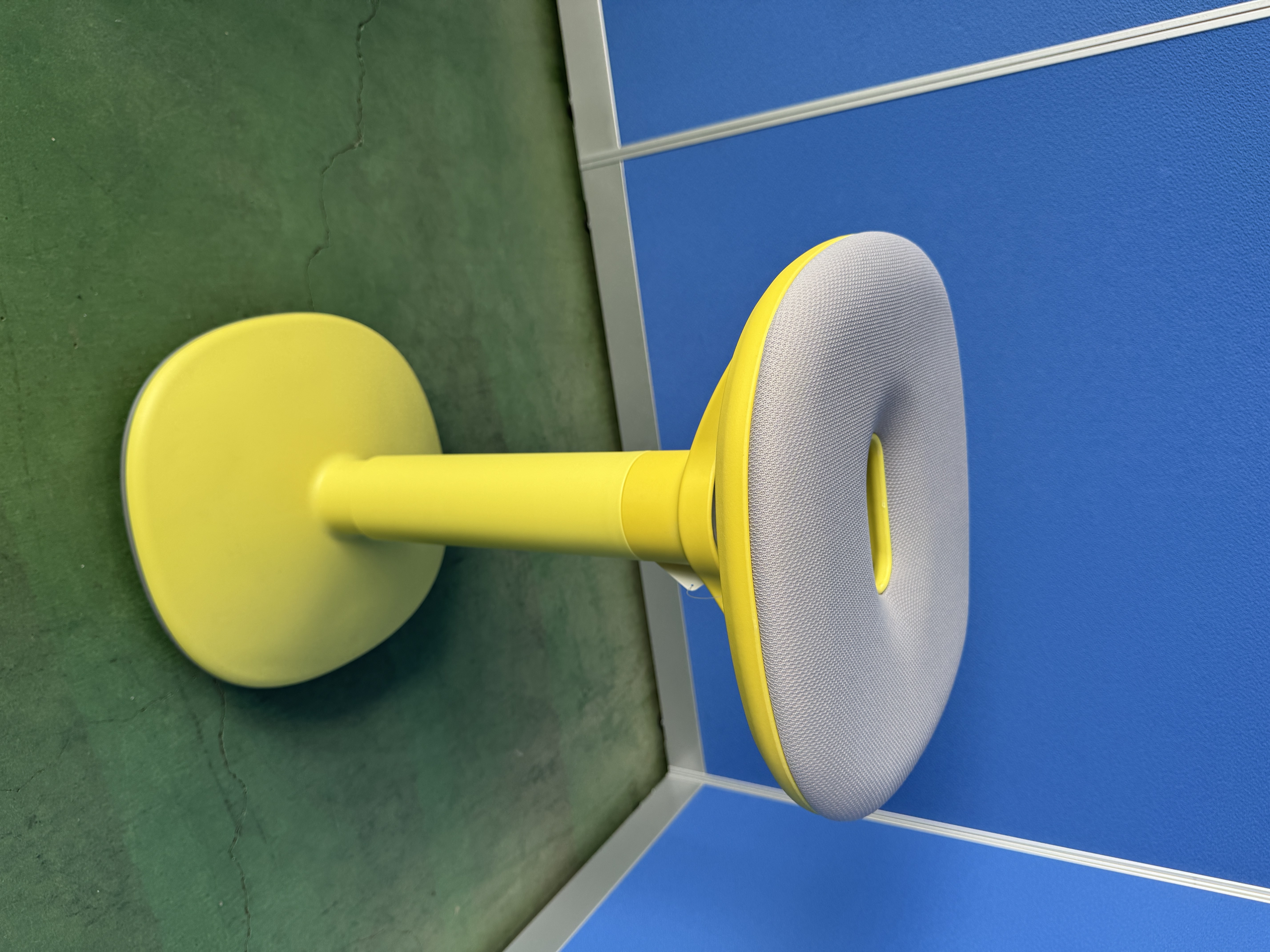 イトーキ　ピッコ　カナリアイエロー　スツール