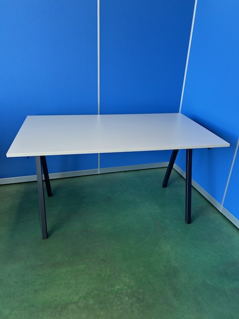 IKEA　TROTTEN　W1400　ベージュ　テーブル