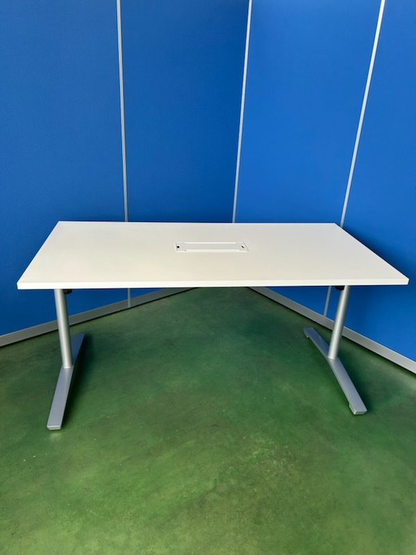 コクヨ　ビエナ　配線ボックス付　ホワイト　ミーティングテーブル