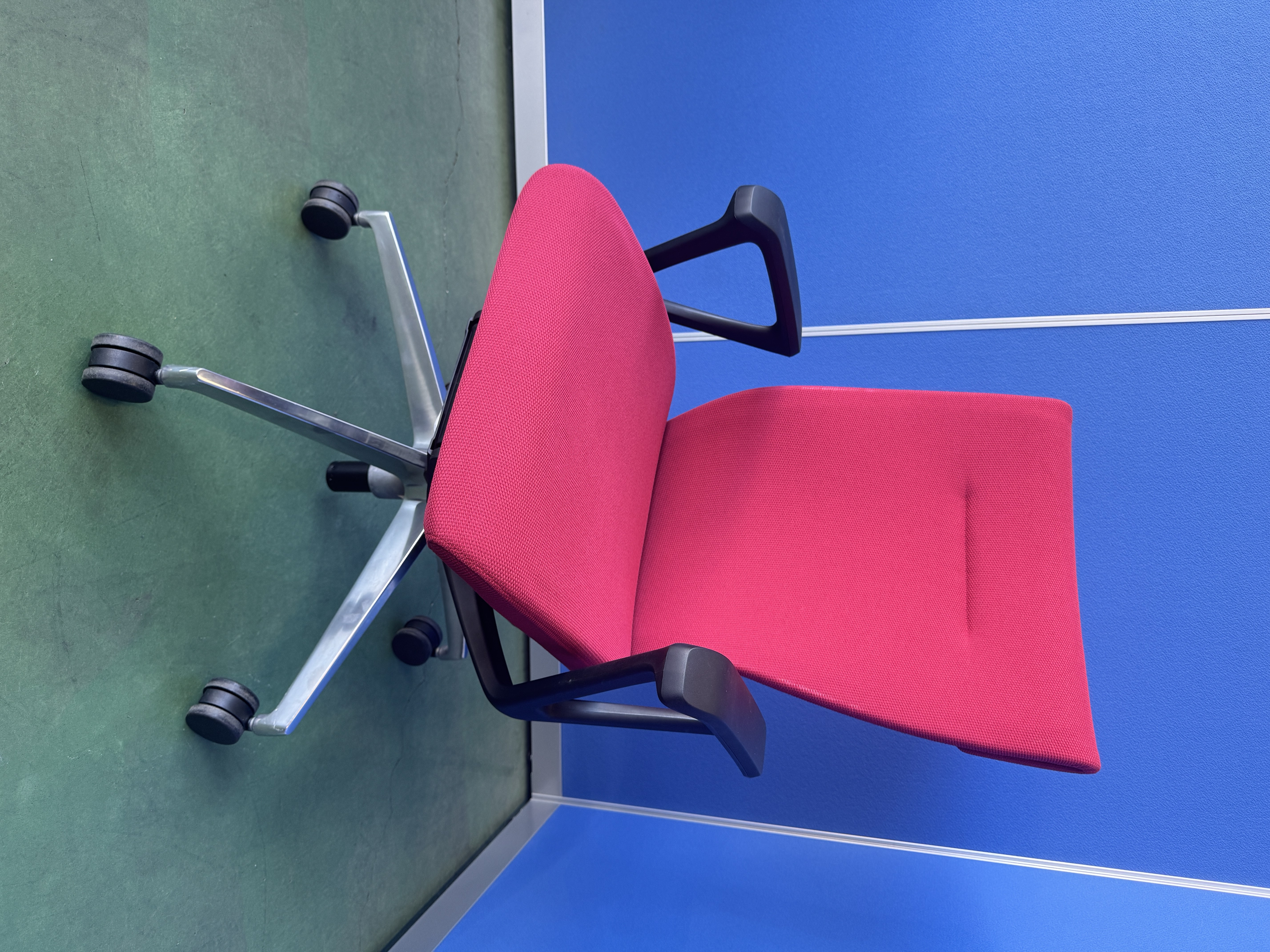 イトーキ　コセール　ラズベリーレッド　オフィスチェア