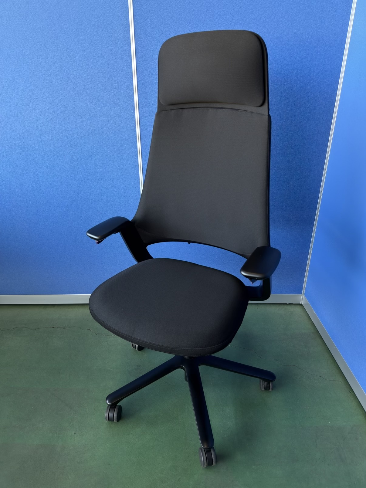 イトーキ　レオニス　固定肘　ヘッドレスト付　ブラック　オフィスチェア