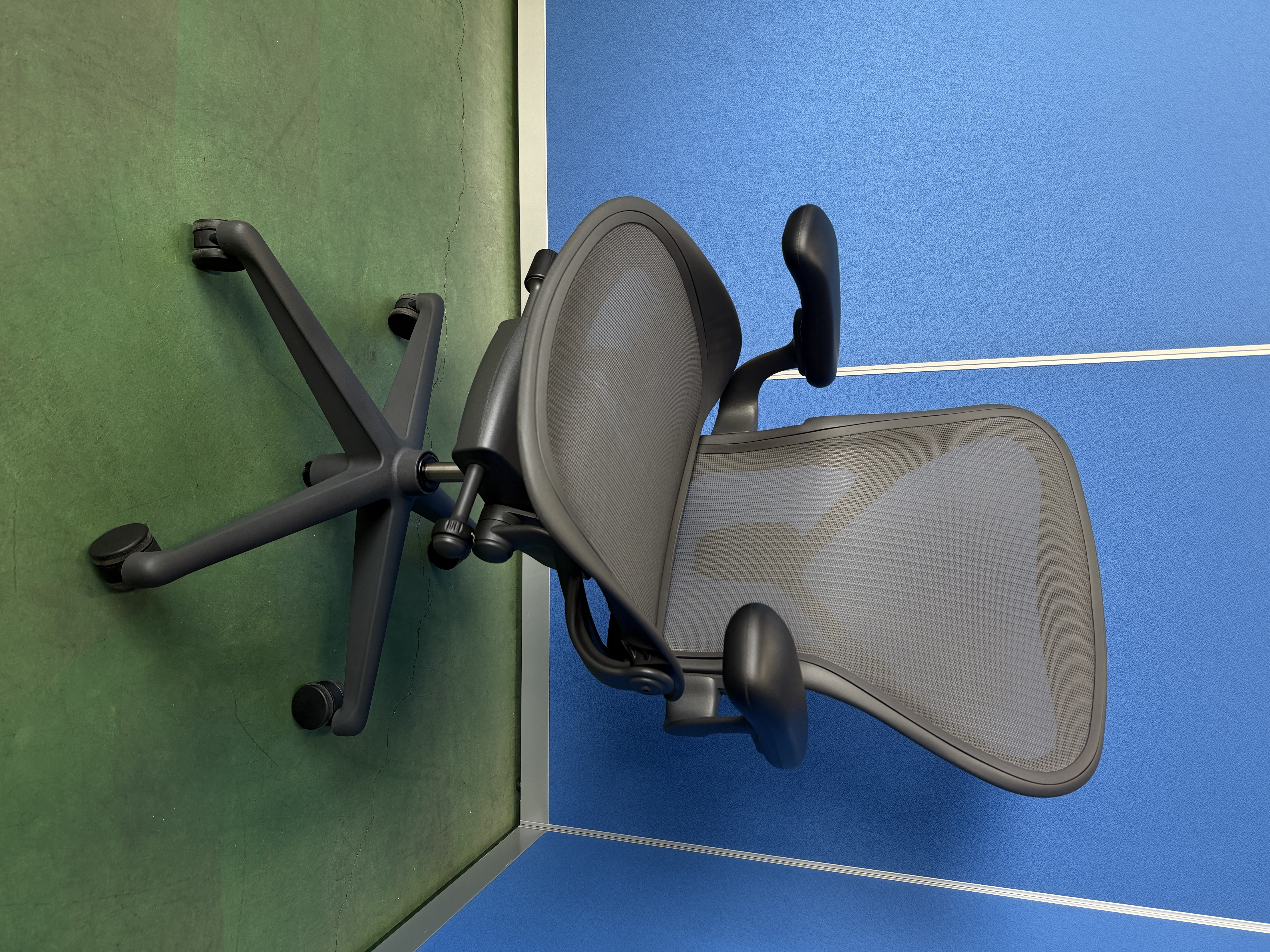 ハーマンミラー　アーロンチェア　リマスタード　ライト　固定肘　グラファイト　オフィスチェア［431］