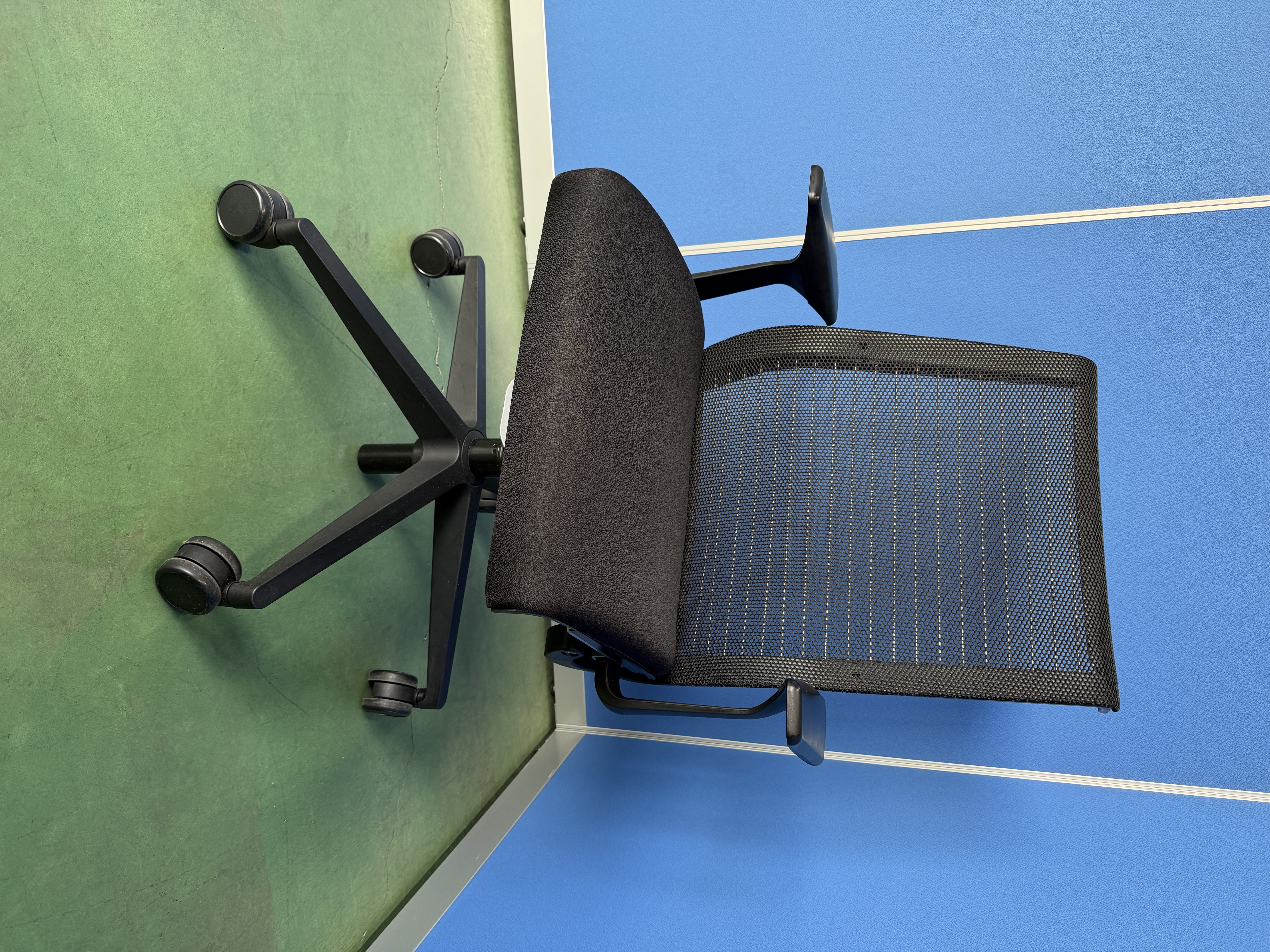 スチールケース　シンク　固定肘　ブラック　オフィスチェア［435］