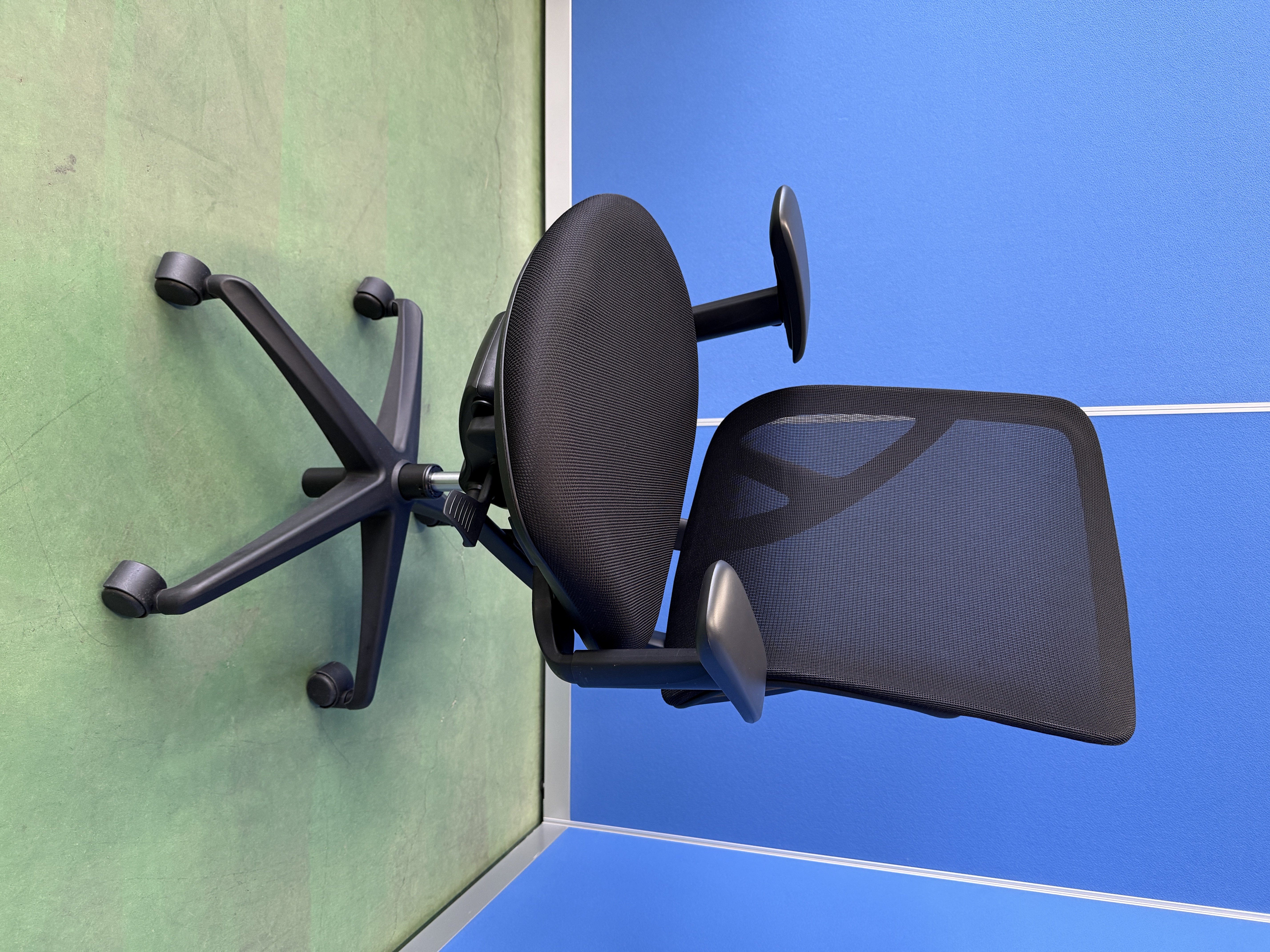 イナバ　イエラ　可動肘　ブラック　オフィスチェア［455］