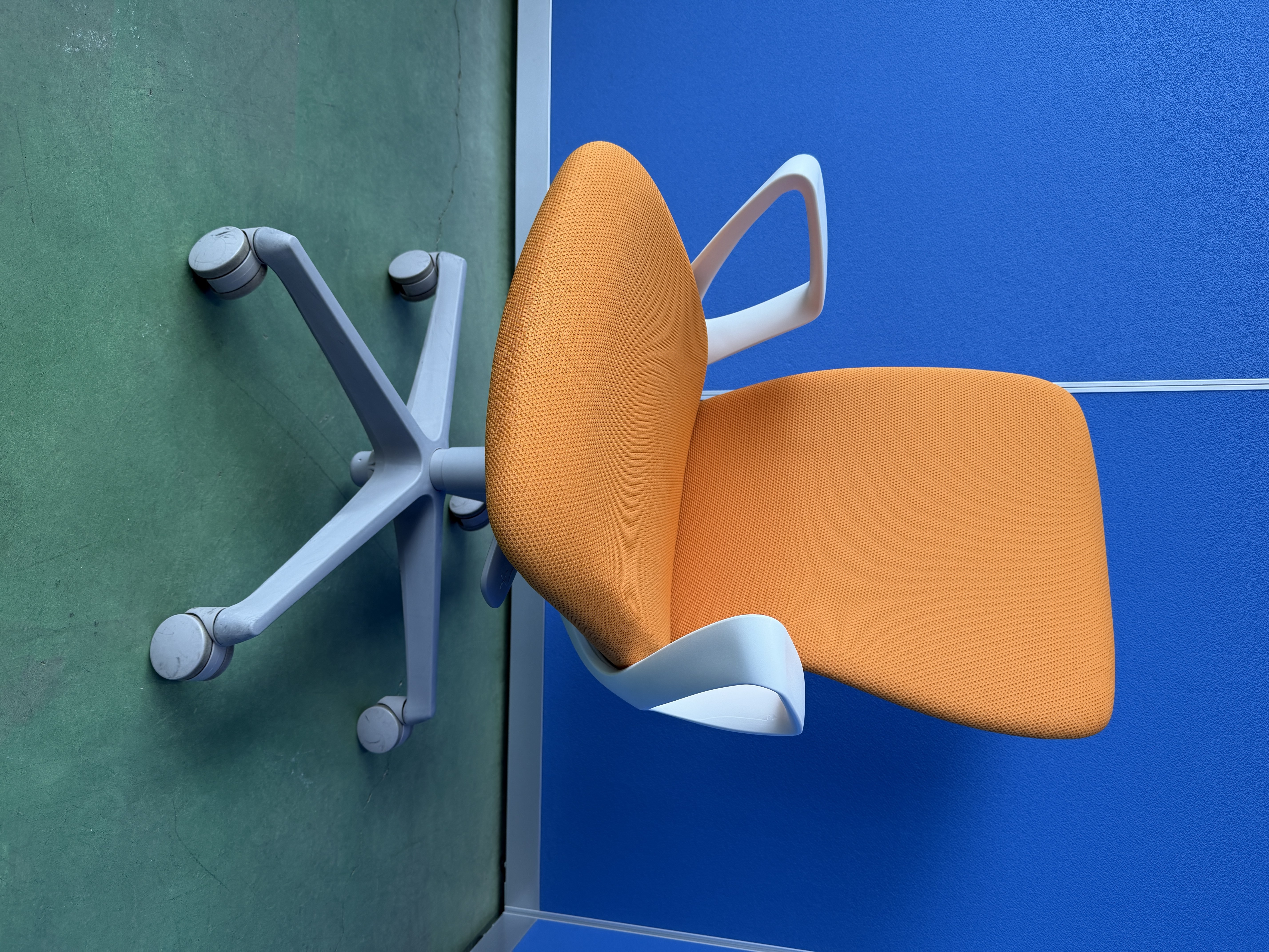 オカムラ　スラート　固定肘　オレンジ　オフィスチェア［495］