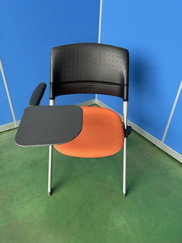 オカムラ　リータ　オレンジ　メモ台付　ミーティングチェア［506］