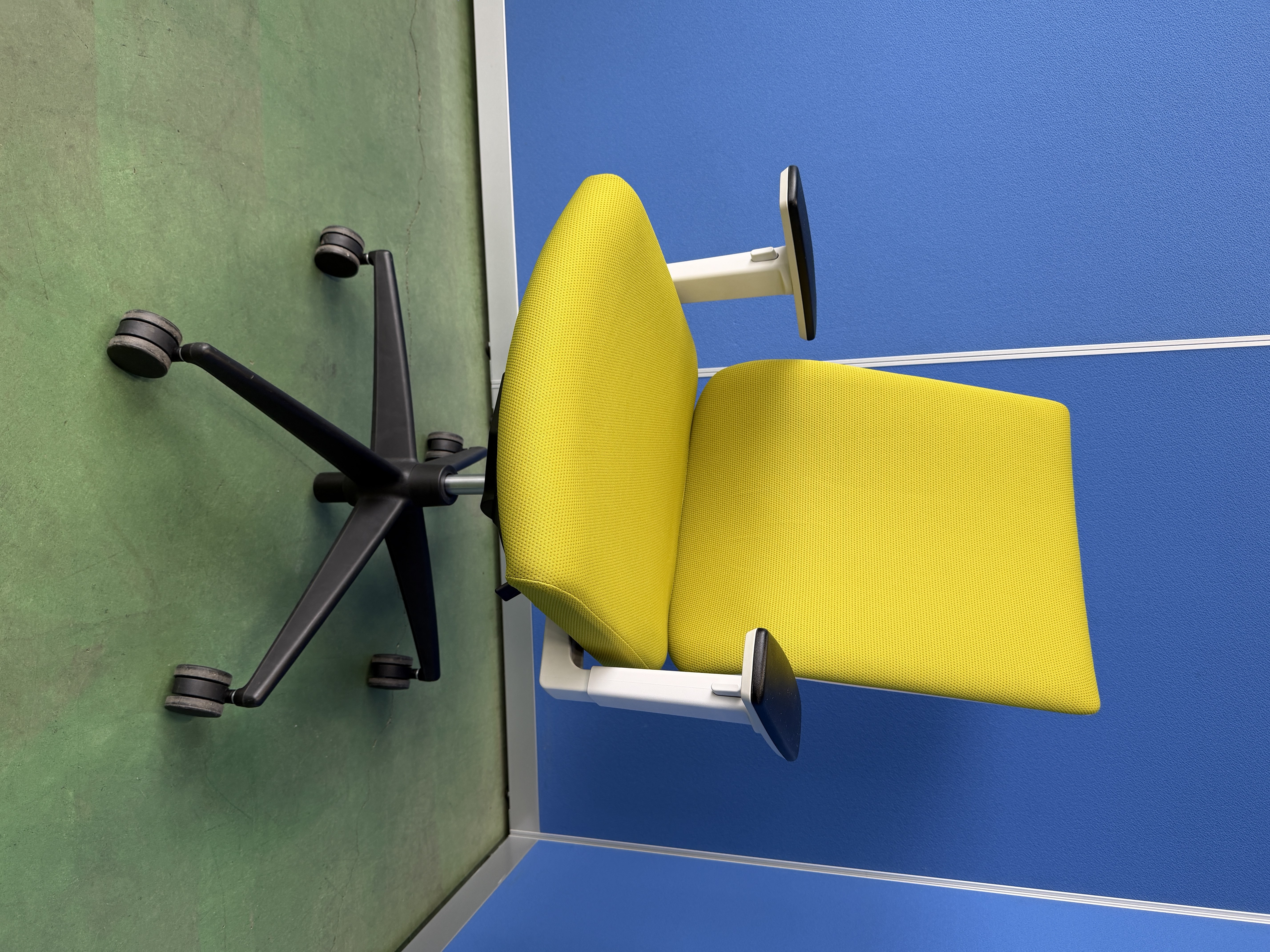 コクヨ　ウィザード2　可動肘　ランバーサポート付　ライトオリーブ　オフィスチェア［522］