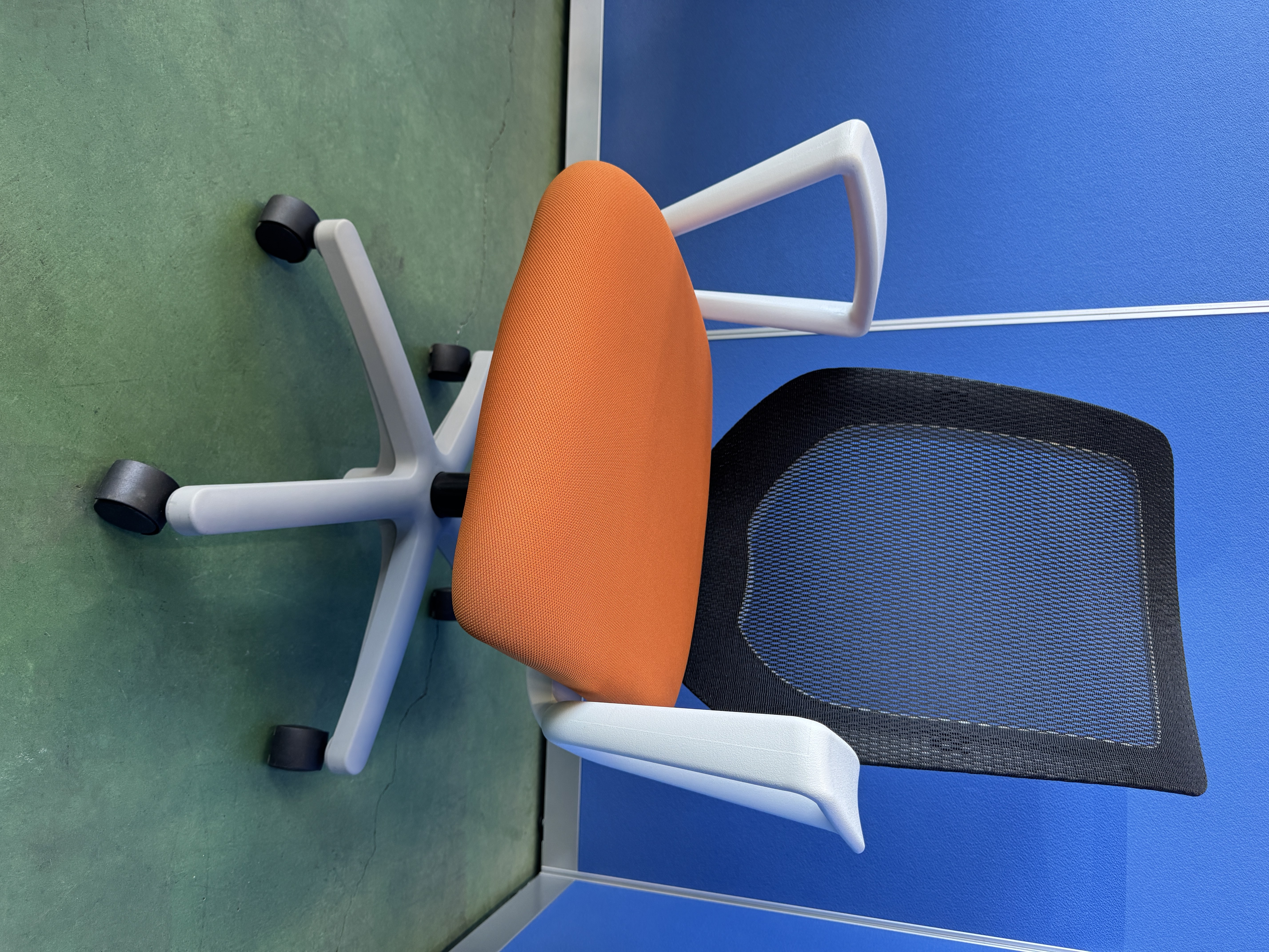 イトーキ　コルト　ループ肘　アンバーオレンジ　オフィスチェア