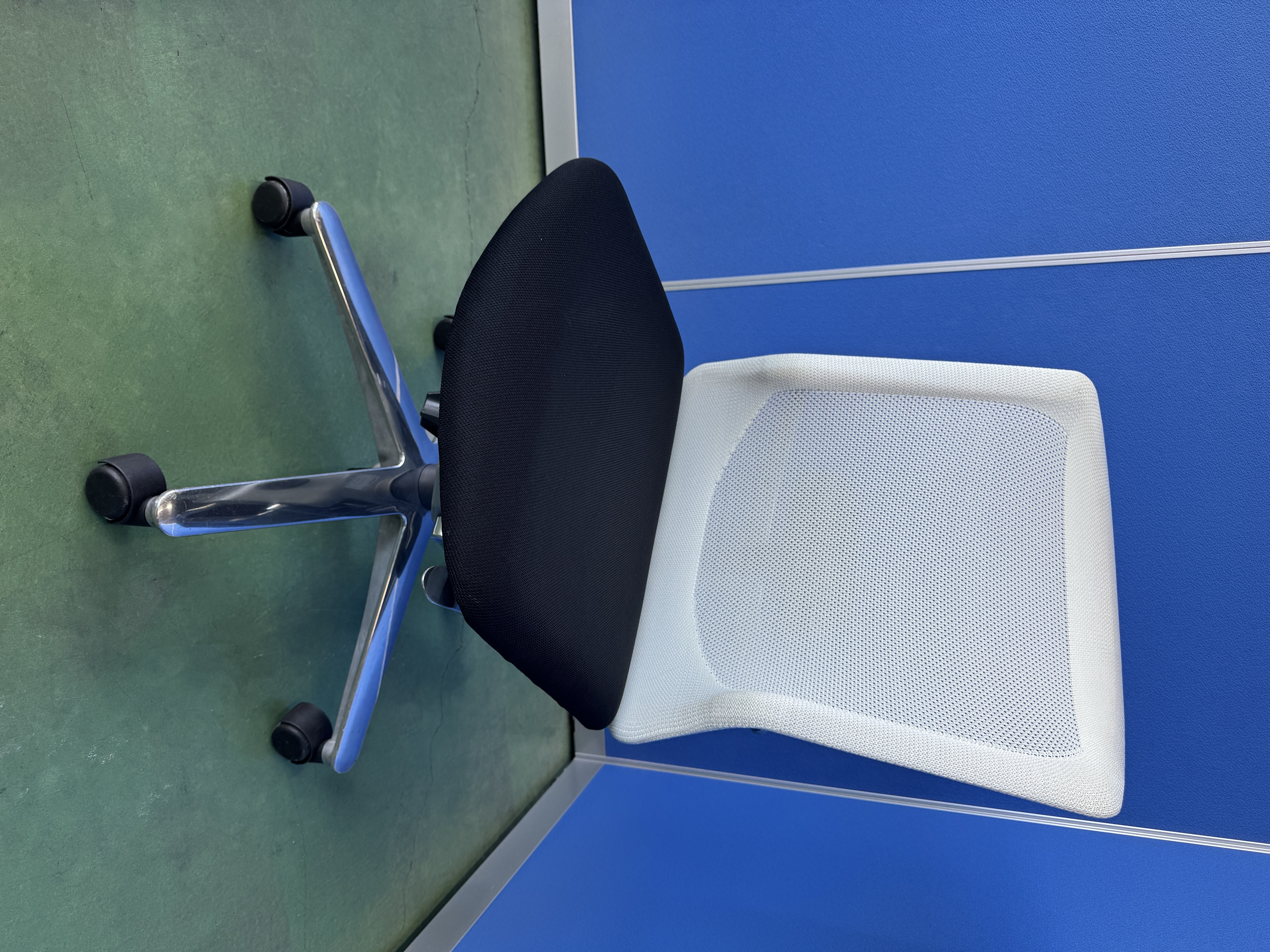 ウチダ　レジア　ホワイト　ブラック　オフィスチェア