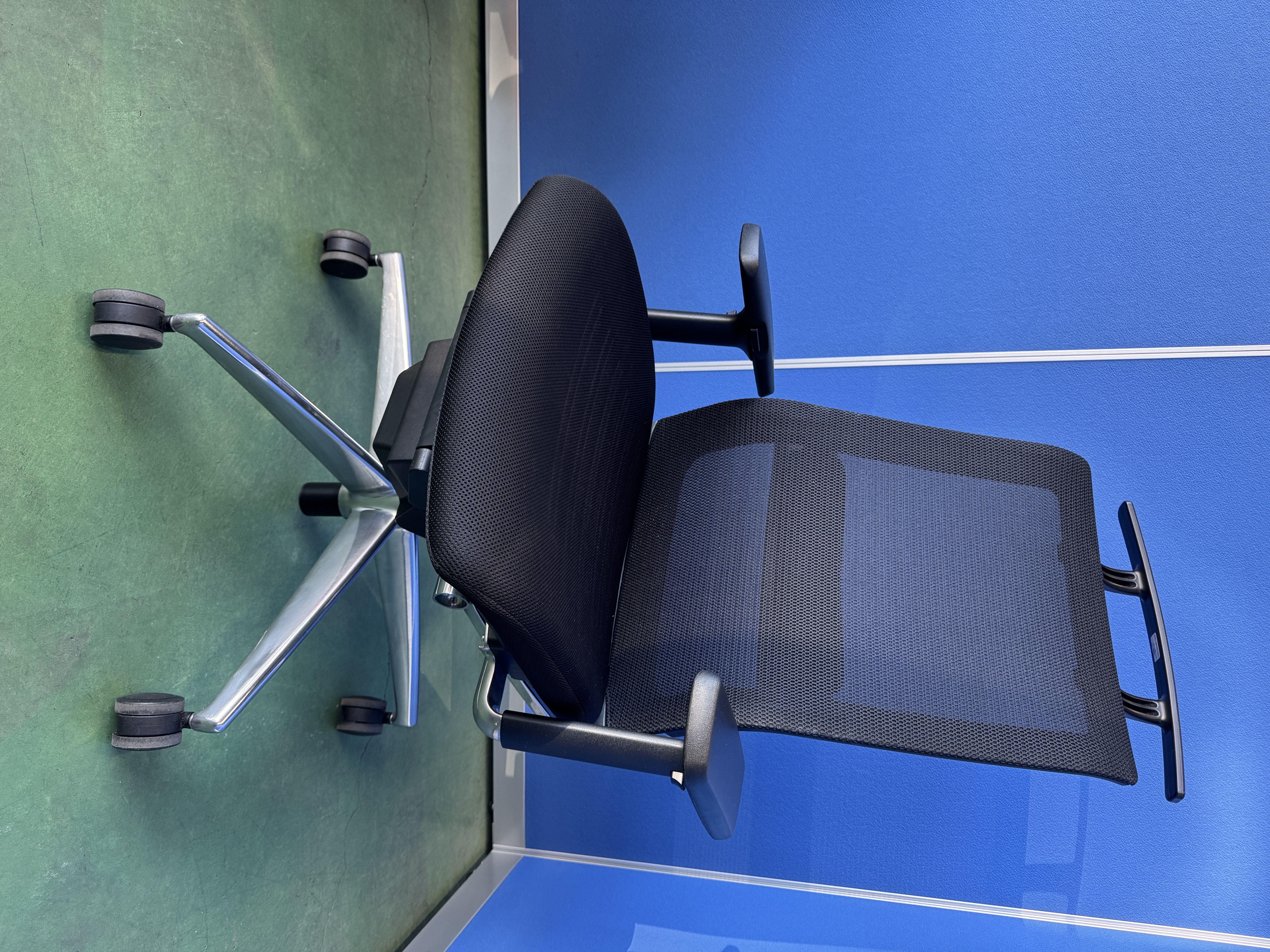 コクヨ　エアフォート　可動肘　ハンガー付　ブラック　オフィスチェア