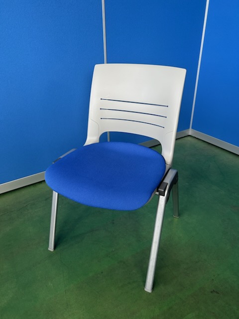 オカムラ　エレナ　ブルー　ミーティングチェア