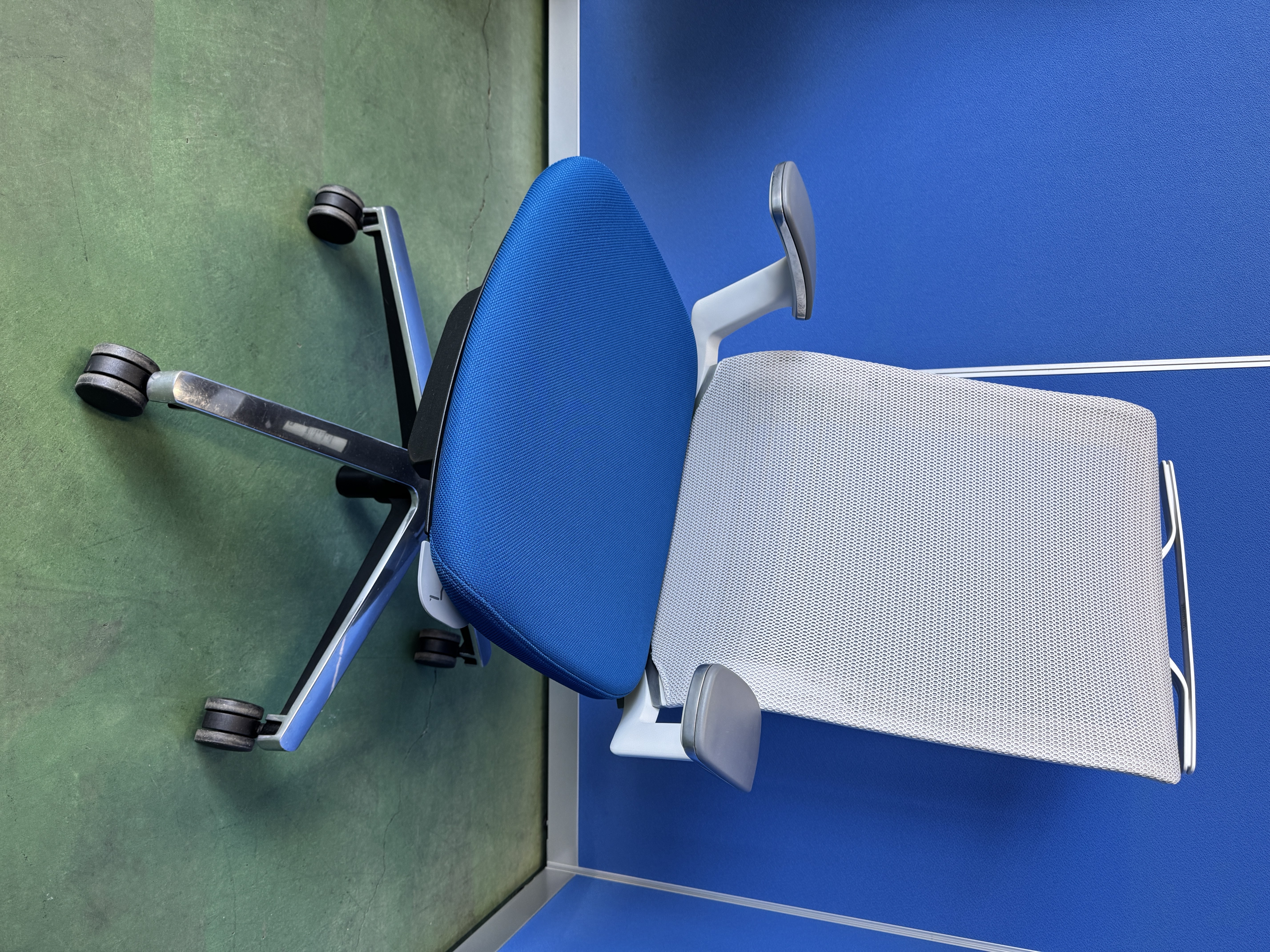 コクヨ　インスパイン　固定肘　ランバーサポート付　ハンガー付　インディゴブルー　オフィスチェア